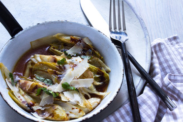 gebratener Chicoree mit Aceto und Parmesanspänen