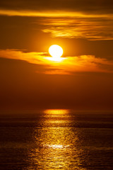 Fototapeta na wymiar 夕陽と海面