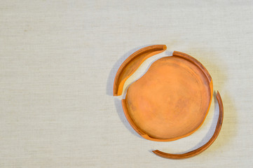 Cracked ceramic pan for baking in the oven.