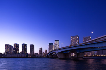 東京都　晴海大橋と高層マンション街