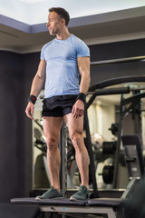 Fototapeta na wymiar Image of a muscular man doing high knees exercises at the gym.