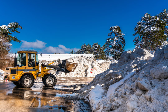Schaufelbagger wird zum Schneer&auml;umer der Schneemassen