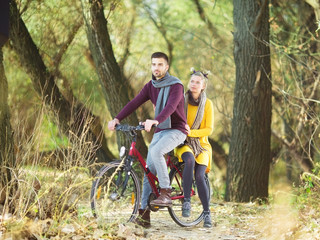 Fototapeta na wymiar Young couple on bicycle in nature