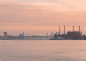 Obraz premium East river view at sunset with long exposure