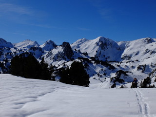 skieur de randonnée dans la montagne de neige