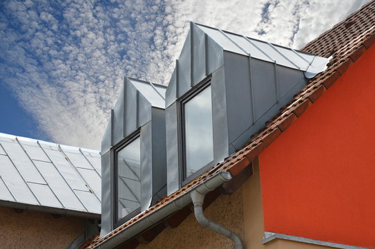 Renovierte Dachgauben mit Stehfalz-Zinkblechverkleidung als Wetterschutz