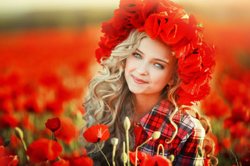 Naklejka premium Portrait of a girl on the street with a wreath of poppy flowers on the head