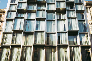 Bâtiment avec des grandes fenêtres au look contemporain, reflets dans du verre	