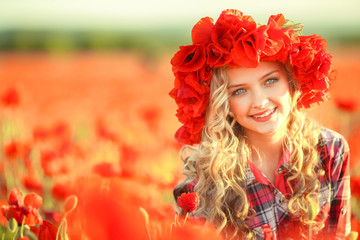 Naklejka premium Portrait of a girl on the street with a wreath of poppy flowers on the head
