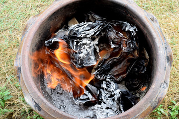 burn paper in flowerpot 