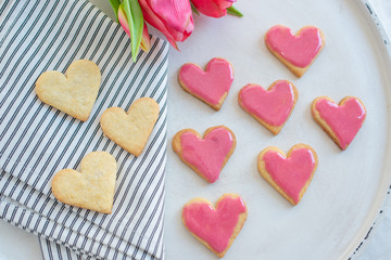 Obraz na płótnie Canvas Heart shaped cookies with pink icing