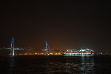 船上から見る横浜　夜のベイブリッジ