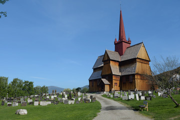 Fototapeta na wymiar Stabkirche und Friedhof Ringebu Norwegen