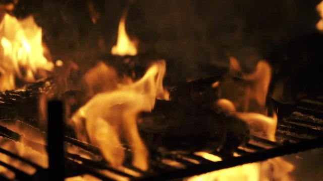 carne a la parrilla con fuego en camara lenta 