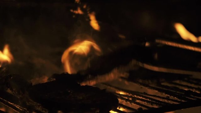 carne a la parrilla con fuego en camara lenta 