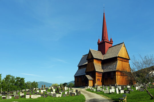 Ringebu Stabkirche mit Friedhof