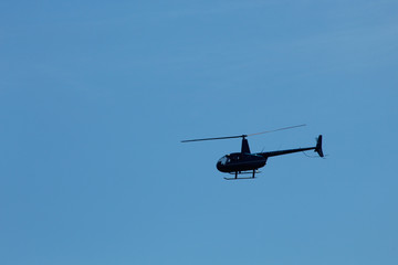 Fototapeta na wymiar Helicóptero céu azula