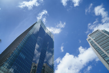 ガラス張りの高層ビル 反射 雲