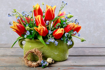 How to make Easter floral arrangement with red tulips in green vintage ceramic vase