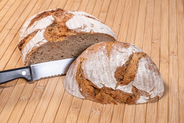 Angeschnittenes Brot auf Bambusmatte