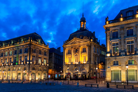 La place de la bourse &agrave; Bordeaux en France la nuit tomb&eacute;e