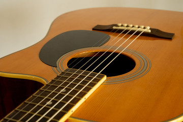 Cordas de um violão de 6 cordas com a cor amarela