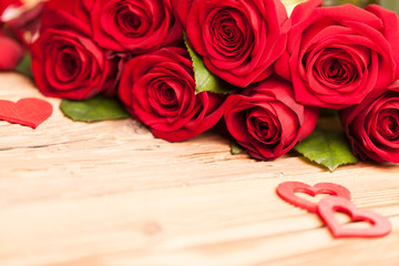 Rote Rosen Blumenstrauß mit Herzen auf Holz Tisch