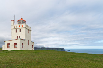 Fototapeta na wymiar Leuchtturm Dyrhólaey, Vik, Island
