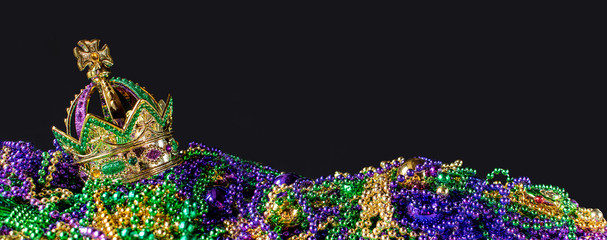 New Orleans mardi gras crown and beads in green, gold, and purple - obrazy, fototapety, plakaty