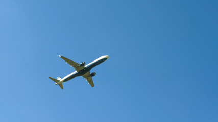 Fototapeta na wymiar Plane leaving the airport