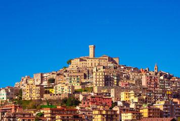 Fototapeta premium Palombara Sabina (Włochy) - Małe miasto na wzgórzu w metropolii Rzymu, na wsi Sabina. Oto widok na ładne historyczne centrum.