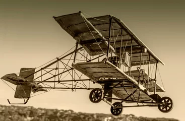 Keuken foto achterwand Oud vliegtuig Vintage tweedekker modelvliegtuig