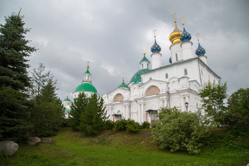 Fototapeta na wymiar temples of the Rostov Kremlin