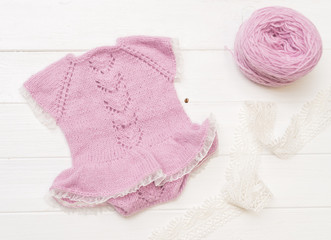 Fototapeta premium Composition of white-pink knitted suit and hat