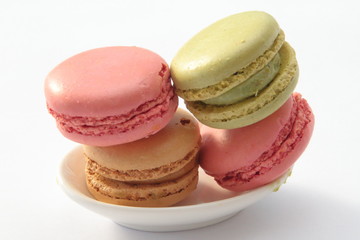 Macarons con sfondo bianco	