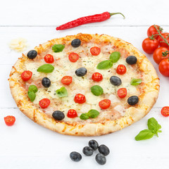 Pizza Margherita backen Quadrat auf Holzbrett