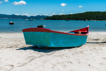 Naklejka premium wooden boat on the beach