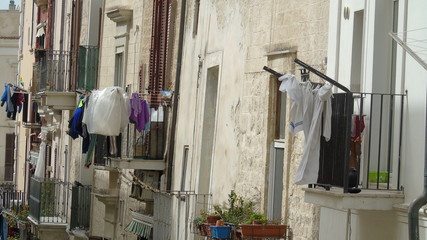 Fototapeta na wymiar Vecchi balconi con panni stesi ad asciugare. Sud Italia