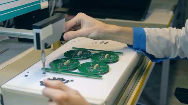 Round microschemes are getting assembled manually
