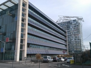 Obraz premium FASADA NOWOCZESNEGO BUDYNKU BIUROWEGO - KONFLUENCJA LYON
