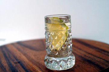 Bicchierino con acqua e limone sulla tavola