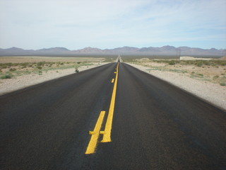 Infinite road through death valley desert / route infinie à travers le désert de la mort