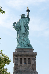 Obraz premium Tył Statuy Wolności odizolowany od nieba