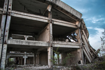 Fototapeta na wymiar A demolished concrete building