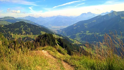 Vje des Préalpes randonnée paysage moyenne montagne / view mountain middle altitude green landscape 
