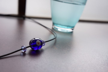 とんぼ玉とグラス