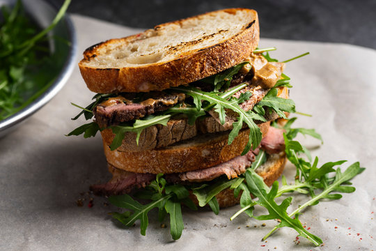 Roast beef sandwich with rugula and mustard