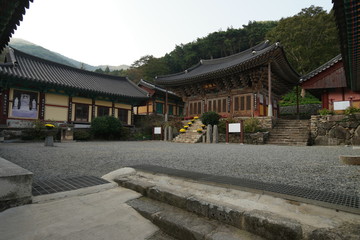 Fototapeta premium Yongmunsa Buddhist Temple