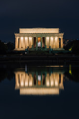 Obraz premium The Lincoln Memorial and Reflecting Pool at night, at the National Mall in Washington, DC