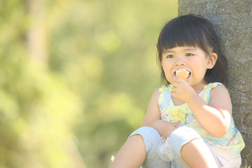 ソフトクリームを食べる女の子